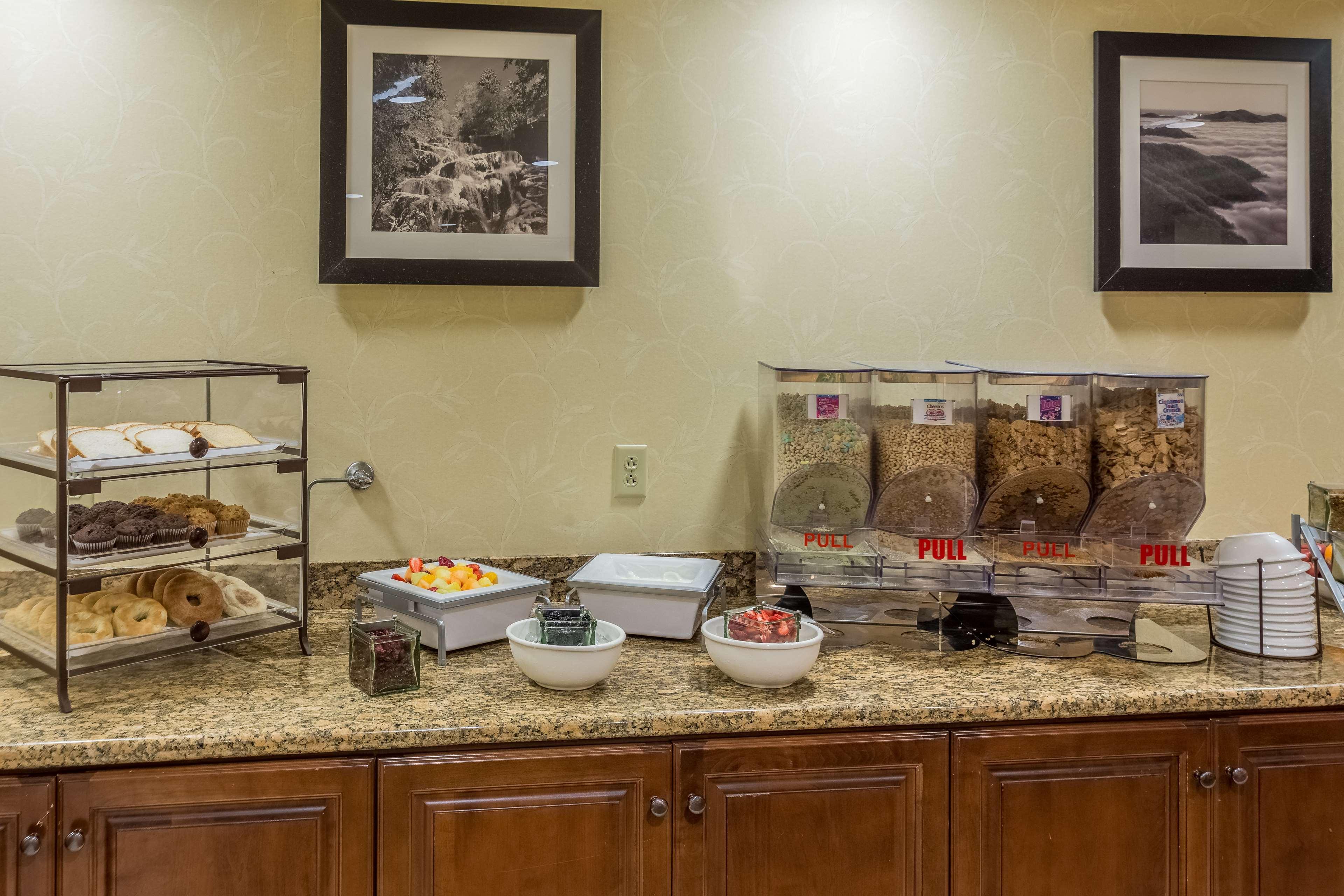 Hotel Country & By Radisson, At Cedar Bluff, Tn 2*